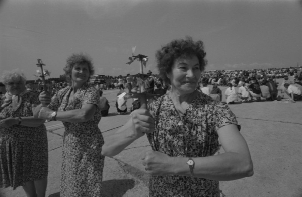 Deju kolektīvu mēģinājums Rumbulas lidostā, gatavojoties XXI Vispārējiem latviešu Dziesmu un XI Deju svētkiem