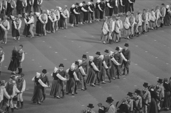 Deju kolektīvi XXI Vispārējo latviešu Dziesmu un XI Deju svētku koncertā Mežaparka Lielajā estrādē