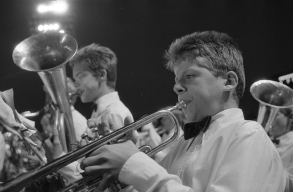 Pūtēju orķestra dalībnieki XXI Vispārējo latviešu Dziesmu un XI Deju svētku koncertā Mežaparka Lielajā estrādē