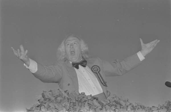 Virsdiriģents Edgars Račevskis XXI Vispārējo latviešu Dziesmu un XI Deju svētku koncertā Mežaparka Lielajā estrādē