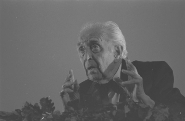 Virsdiriģents Haralds Mednis XXI Vispārējo latviešu Dziesmu un XI Deju svētku koncertā Mežaparka Lielajā estrādē