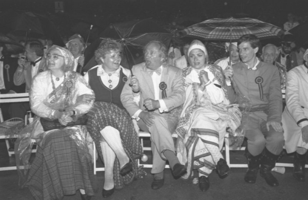 Virsdiriģenti XXI Vispārējo latviešu Dziesmu un XI Deju svētku koncertā Mežaparka Lielajā estrādē