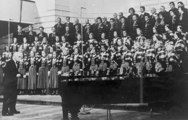 Tautas koris "Skaņupe" uzstājas  koru konkursā "Koru kari" Pētera Stučkas Latvijas Valsts Universitātes Lielajā aulā XVII Vispārējo latviešu Dziesmu  svētku laikā