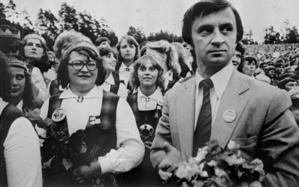 Tautas kora "Ausma" diriģents Jānis Zirnis  XVIII Vispārējos latviešu Dziesmu un Deju svētkos Mežaparka Lielajā estrādē