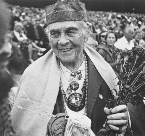 Latviešu komponista Jāzepa Vītola atraitne Annija Vītola XVIII Vispārējos latviešu Dziesmu un Deju svētkos Mežaparka Lielajā estrādē