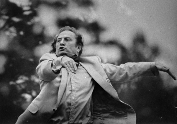 Virsdiriģents Imants Kokars  XVIII Vispārējo latviešu Dziesmu  svētku koncertā Mežaparka Lielajā estrādē