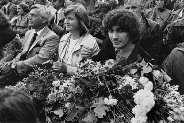 Komponists Pēteris Plakidis (no labās)  XVIII Vispārējo latviešu Dziesmu  svētku koncertā Mežaparka Lielajā estrādē