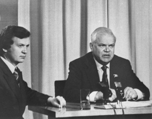XVIII Vispārējo latviešu Dziesmu un Deju svētku  organizatoriskās komitejas locekļi E. Melngaiļa Tautas mākslas nama direktors Jānis Rijnieks (no kreisās)  un Latvijas PSR Ministru Padomes priekšsēdētāja vietnieks Viktors Krūmiņš
