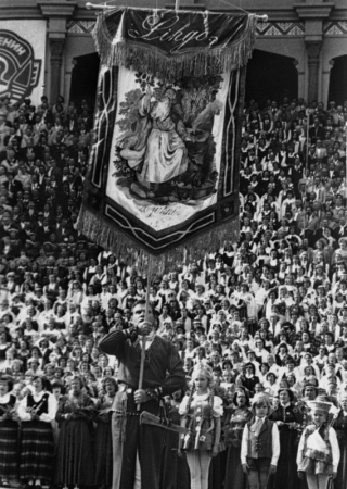 Pirmo latviešu Dziesmu svētku karogs XVIII Vispārējo latviešu Dziesmu un Deju svētku  atklāšanā Mežaparka Lielajā estrādē