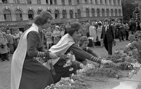 XVII Vispārējo latviešu Dziesmu  svētku gājiena dalībnieki noliel ziedus pie Ļeņina pieminekļa