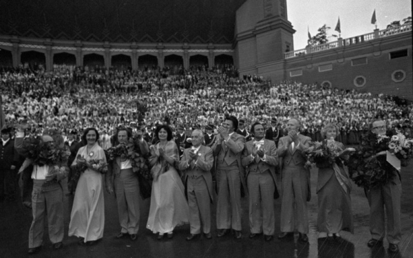 Svētku dalībnieki un virsdiriģenti pēc XVII Vispārējo latviešu Dziesmu  svētku noslēguma koncerta Mežaparka Lielajā estrādē