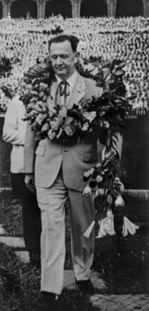 Virsdiriģents Leonīds Vīgners XV Vispārējo latviešu Dziesmu un Deju svētku koncertā Mežaparka Lielajā estrādē