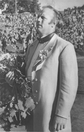 Virsdiriģents Edgars Račevskis  XVI Vispārējo latviešu Dziesmu  svētku koncertā Mežaparka Lielajā estrādē