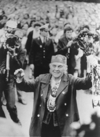 Latviešu komponista Jāzepa Vītola atraitne Annija Vītola XVIII Vispārējos latviešu Dziesmu un Deju svētku koncertā Mežaparka Lielajā estrādē