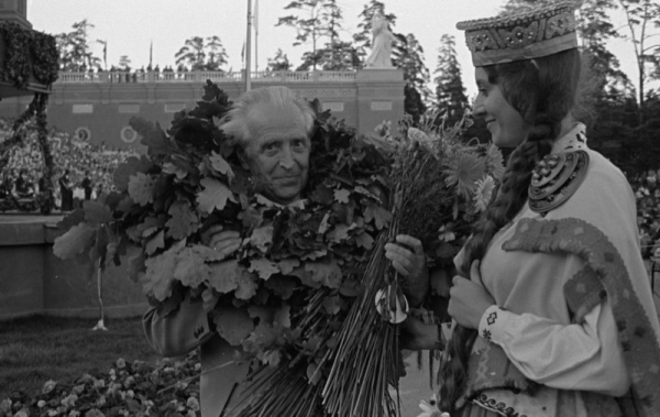 Virsdiriģents Haralds Mednis saņem apsveikumus XVII Vispārējo latviešu Dziesmu svētku koncertā Mežaparka Lielajā estrādē