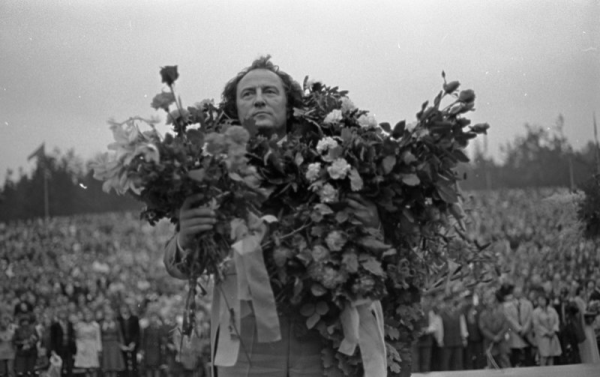 Virsdiriģents Imants Kokars  XVII Vispārējo latviešu Dziesmu  svētku koncertā Mežaparka Lielajā estrādē