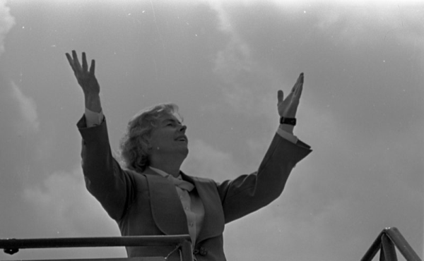 Virsdiriģente Ausma Derkēvica  XVII Vispārējo latviešu Dziesmu  svētku koncertā Mežaparka Lielajā estrādē