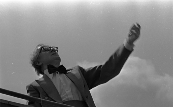 Virsdiriģents Daumants Gailis  XVII Vispārējo latviešu Dziesmu  svētku koncertā Mežaparka Lielajā estrādē