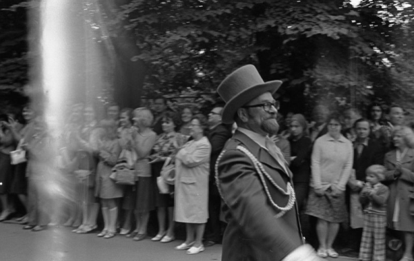 Komponists un diriģents Gunārs Ordelovskis XVII Vispārējo latviešu Dziesmu  svētku gājienā