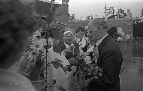 Goda virsdiriģents Jānis Ozoliņš saņem apsveikumus XVII Vispārējo latviešu Dziesmu svētku koncertā Mežaparka Lielajā estrādē