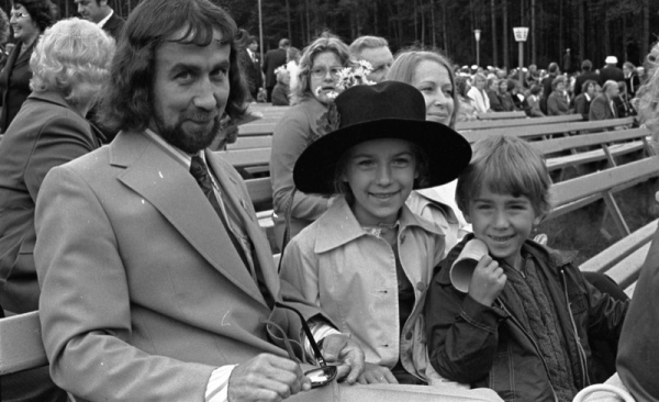 Komponists Imants Kalniņš ar ģimeni XVII Vispārējo latviešu Dziesmu svētku koncertā Mežaparka Lielajā estrādē