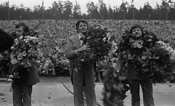 Dziesmas "Manai Dzimtenei" autori un diriģents XVII Vispārējo latviešu Dziesmu  svētku koncertā Mežaparka Lielajā estrādē