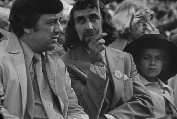 Komponisti Raimonds Pauls (no kreisās) un Imants Kalniņš  XVII Vispārējo latviešu Dziesmu  un Deju svētku koncertā Mežaparka Lielajā estrādē