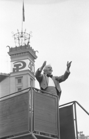 Virsdiriģents Edgars Račevskis  XVIII Vispārējo latviešu Dziesmu  un Deju svētku koncertā Mežaparka Lielajā estrādē