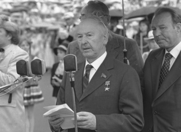 PSKP CK sekretārs Boriss Ponomarjovs sveic XVIII Vispārējo latviešu Dziesmu  un Deju svētku dalībniekus Mežaparka Lielajā estrādē