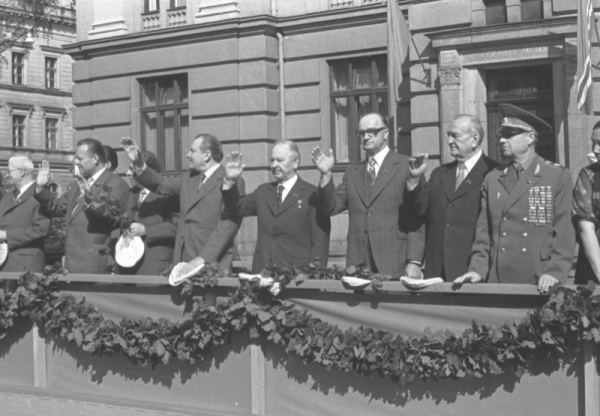 Latvijas republikas augstākās amatpersonas un viesi sveic XVIII Vispārējo latviešu Dziesmu  un Deju svētku gājiena dalībnieku