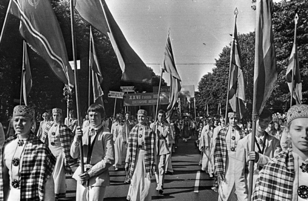 XVIII Vispārējo latviešu Dziesmu  un Deju svētku gājiens
