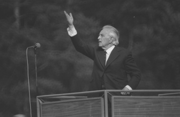 Virsdiriģents Haralds Mednis  XVIII Vispārējo latviešu Dziesmu  un Deju svētku koncertā Mežaparka Lielajā estrādē