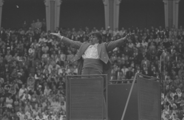 Virsdiriģents Jānis Dūmiņš XVIII Vispārējo latviešu Dziesmu  un Deju svētku koncertā Mežaparka Lielajā estrādē