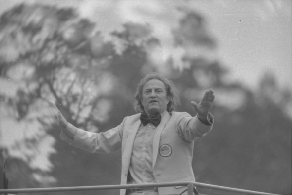 Virsdiriģents Imants Kokars XVIII Vispārējo latviešu Dziesmu  un Deju svētku koncertā Mežaparka Lielajā estrādē