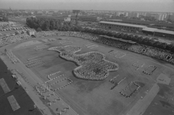 Deju kolektīvu uzstāšanās stadionā "Daugava" XVIII Vispārējo latviešu Dziesmu  un Deju svētku laikā