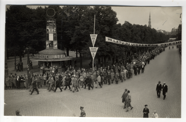 Latvijas Zemnieku savienības dalībnieku gājiens Rīgā VII Vispārējo Latviešu dziesmu svētku laikā