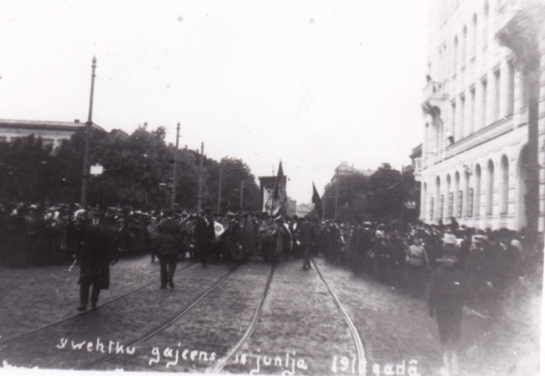 V Vispārējo latviešu Dziesmu svētku dalībnieku gājiens Rīgā