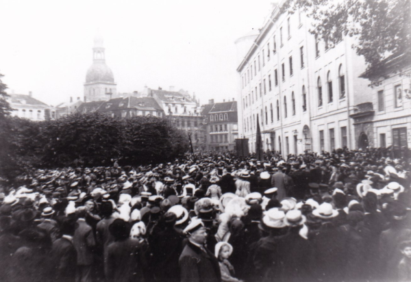 V Vispārējo latviešu Dziesmu svētku dalībnieku gājiens Rīgā