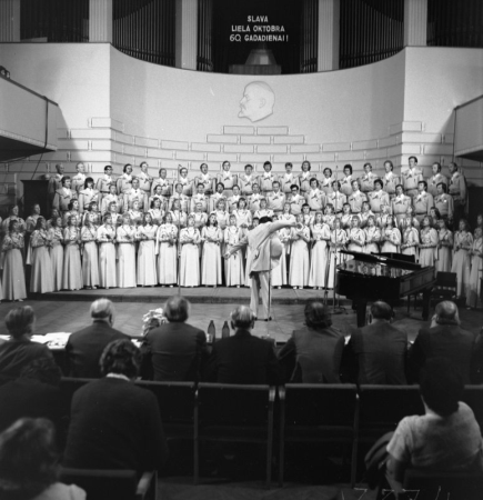 Tautas koris "Rīga" uzstājas  koru konkursā "Koru kari" Pētera Stučkas Latvijas Valsts Universitātes Lielajā aulā XVII Vispārējo latviešu Dziesmu  svētku laikā