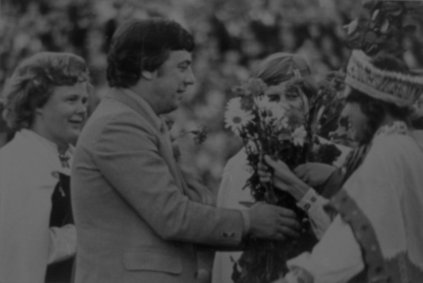 Komponists Raimonds Pauls saņem apsveikumus  XVIII Vispārējo latviešu Dziesmu  un Deju svētku koncertā Mežaparka Lielajā estrādē