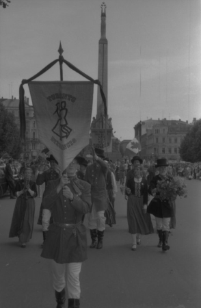 Latviešu deju kopa "Diždancis" no Toronto XXI Vispārējo latviešu Dziesmu un XI Deju  svētku gājienā pie Brīvības pieminekļa