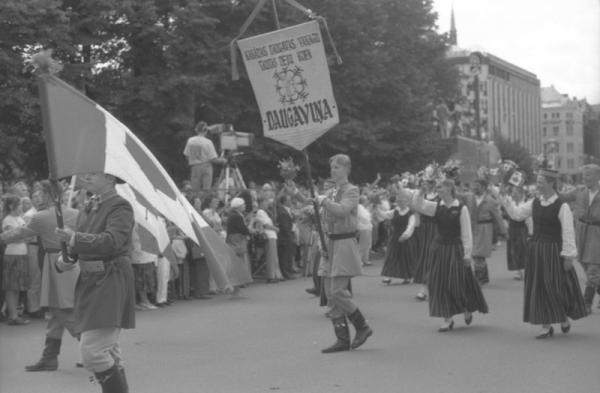 Kanādas Daugavas vanagu tautas deju kopa "Daugaviņa" XXII Vispārējo latviešu Dziesmu un XII Deju svētku gājienā