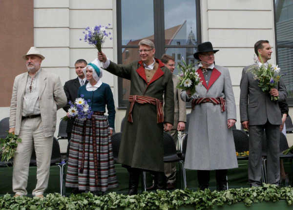 XXIV Vispārējie latviešu dziesmu un XIV deju svētki. Prezidents sveicina gājiena dalībniekus