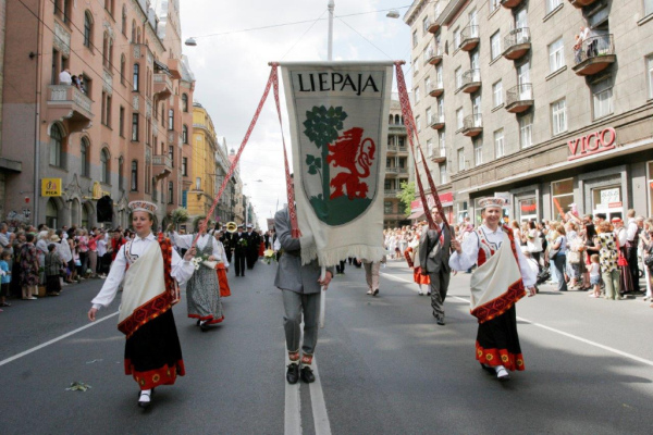 XXIV Vispārējo latviešu dziesmu un XIV deju svētku gājiens. Dalībnieki no Liepājas