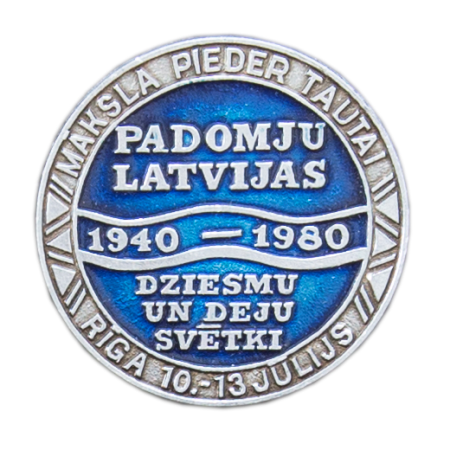 40. gadadienai kopš padomju varas atjaunošanas Latvijā veltīto XVIII Vispārējo latviešu dziesmu un deju svētku nozīmīte