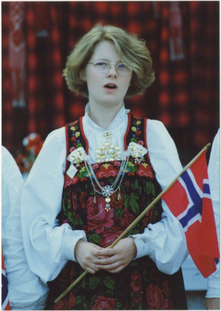 XX Vispārējie latviešu dziesmu un X deju svētki. Svētku dalībniece