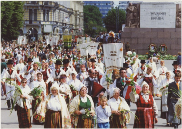 XXI Vispārējie latviešu dziesmu un XI deju svētki. Gājiens pie Brīvības pieminekļa