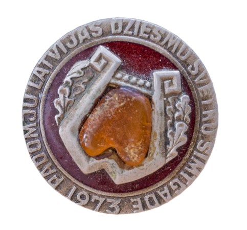 PSRS nodibināšanas 50. gadadienai un dziesmu svētku simtgadei veltītā nozīmīte. XVI Vispārējie latviešu dziesmu svētki