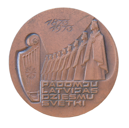 PSRS nodibināšanas 50. gadadienai un dziesmu svētku simtgadei veltītā nozīmīte. XVI Vispārējie latviešu dziesmu svētki