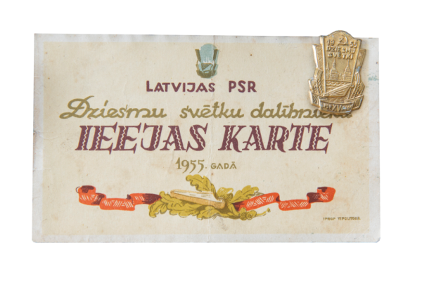 XII Vispārējo latviešu dziesmu svētku nozīmīte un dalībnieka ieejas karte